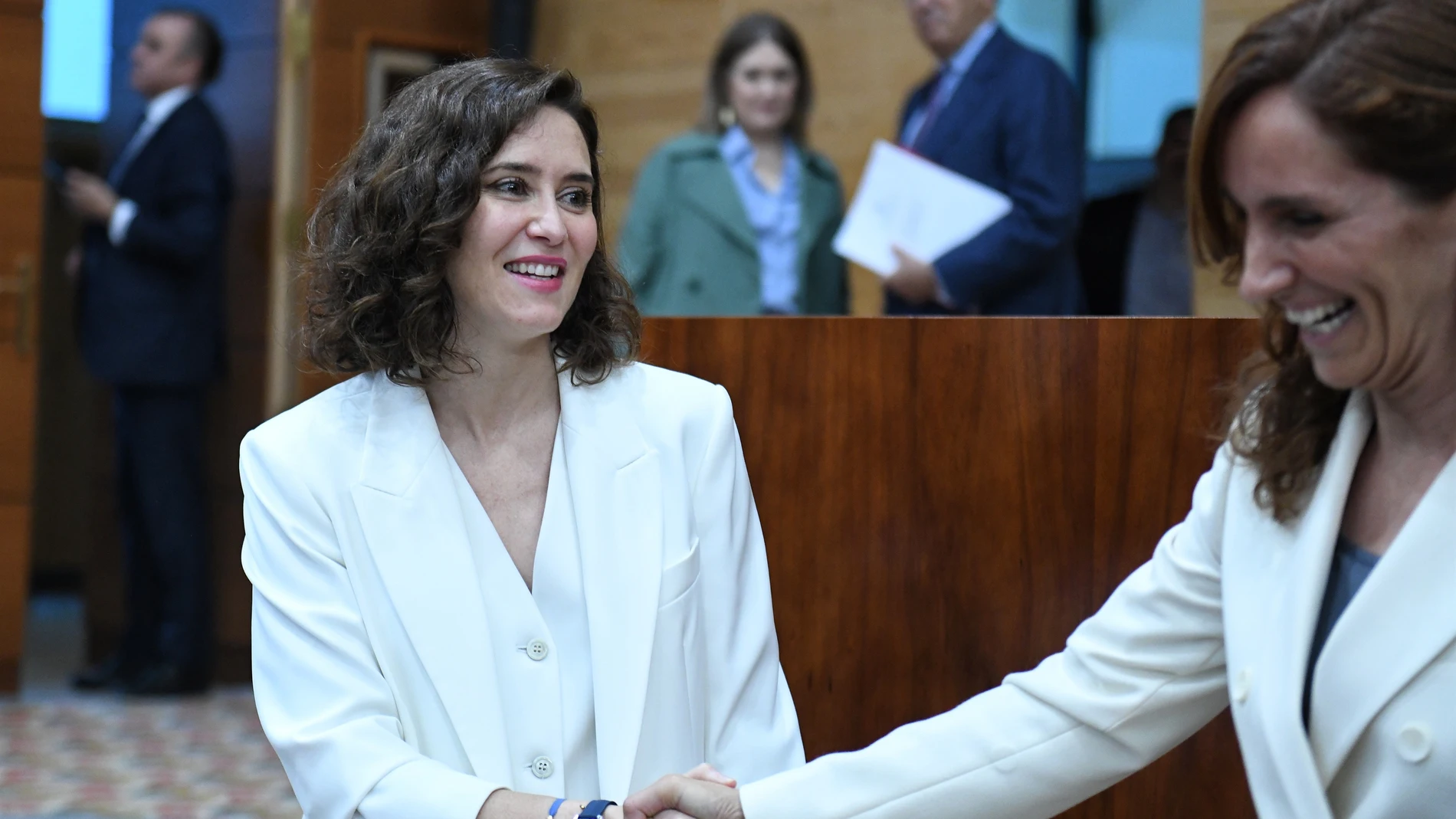 Mónica García saluda a Isabel Díaz Ayuso a su llegada a la Asamblea de Madrid EUROPA PRESS 13/06/2023