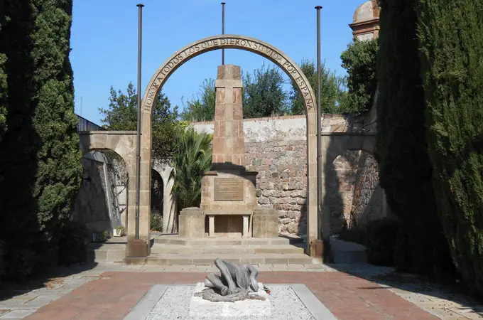 Barcelona retira el último monumento franquista de la ciudad para destruirlo