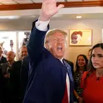 El expresidente Donald Trump saluda este martes a sus seguidores en el restaurante Versailles de Miami