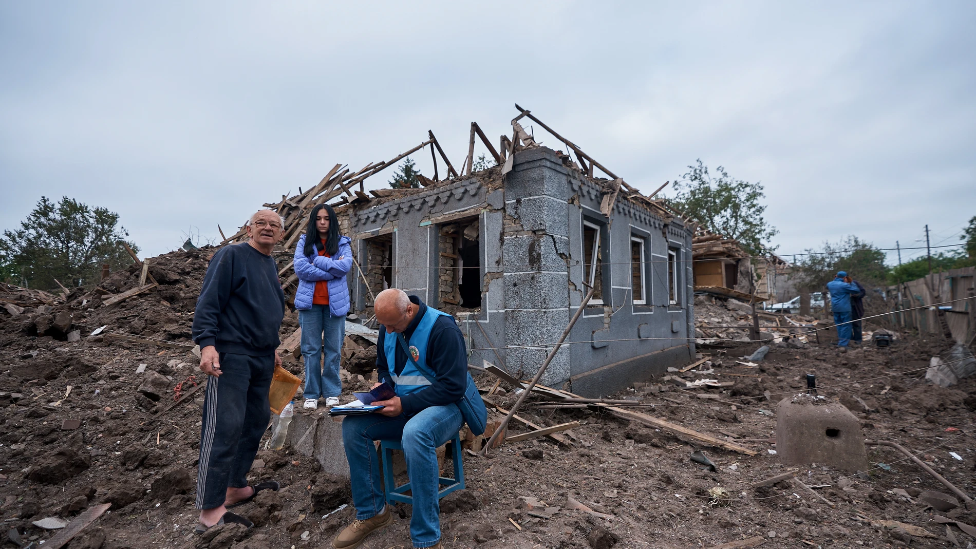 Kramatorsk (Ukraine), 14/06/2023.- Locals at the site of a damaged building after a missile strike in Kramatorsk, Donetsk region, eastern Ukraine, 14 June 2023, amid the Russian invasion. At least two people were killed and two others injured after a missile attack on Kramatorsk, the head of the civil administration of Donetsk region, Pavlo Kyrylenko reported. In Kostyantynivka, one person died and another was injured as a result of a rocket attack, Kyrylenko added. Russian troops entered Ukr...