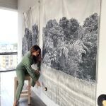 La artista Ana González en su taller en Bogotá, Colombia