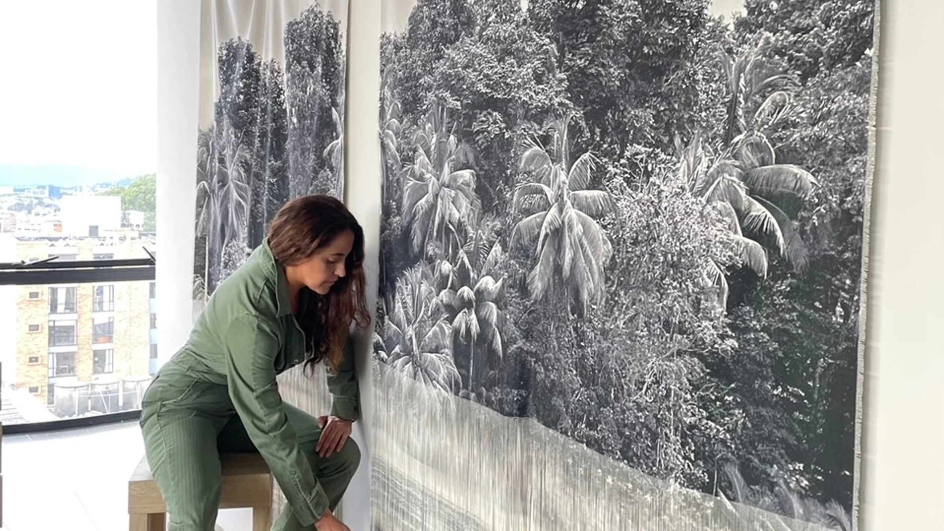 La artista Ana González en su taller en Bogotá, Colombia