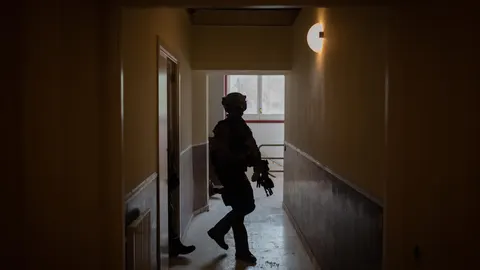 Un agente del GEI de los Mossos