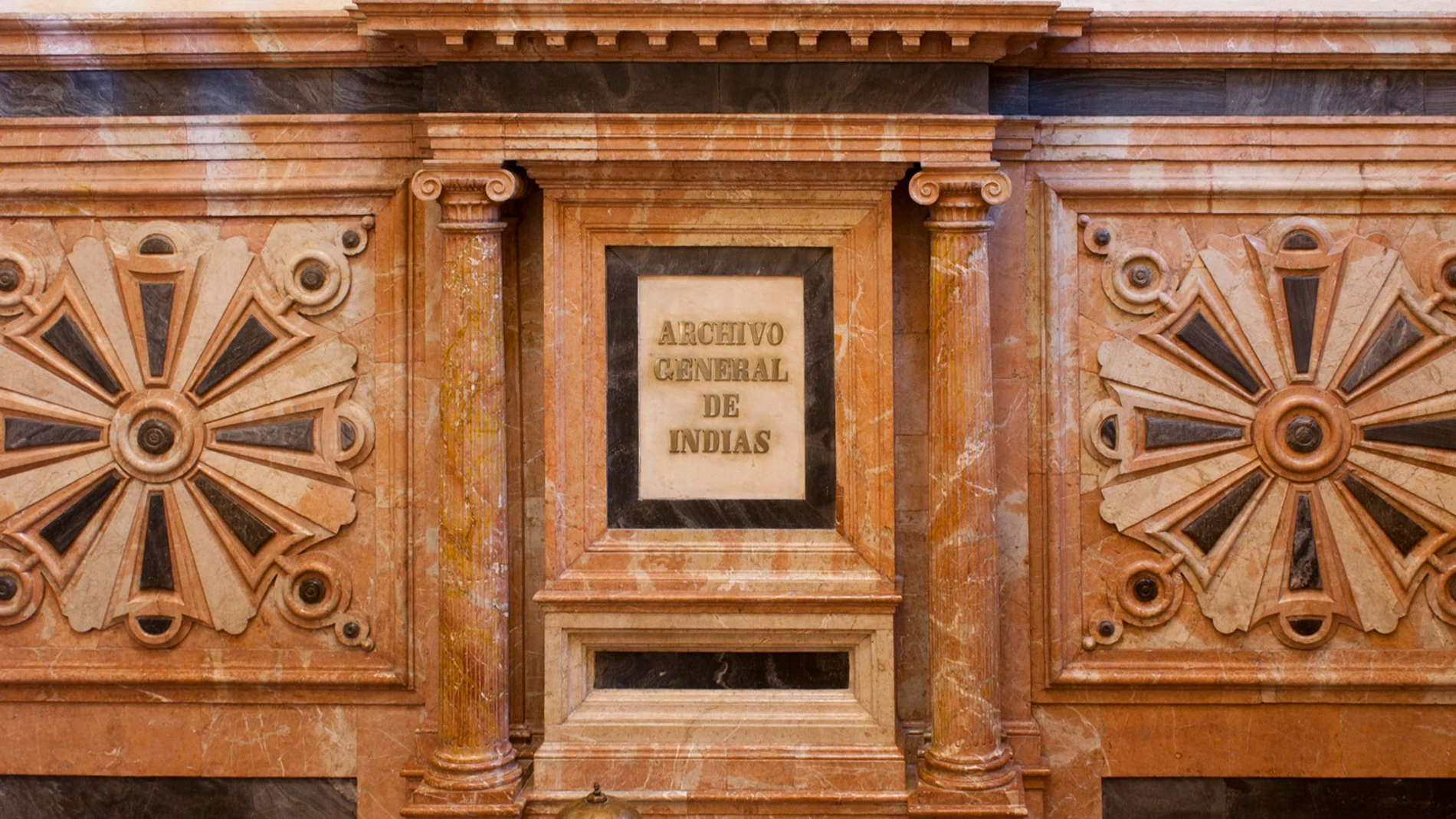 Letrero del Archivo de Indias en la subida principal de la escalera dentro del edificio
