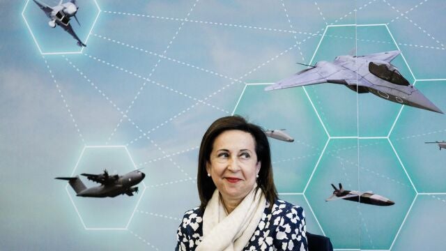 La ministra de Defensa, Margarita Robles, interviene durante el acto de la firma del contrato del programa del Futuro Sistema Aéreo de Combate, en el Cuartel General del Ejército del Aire y del Espacio.