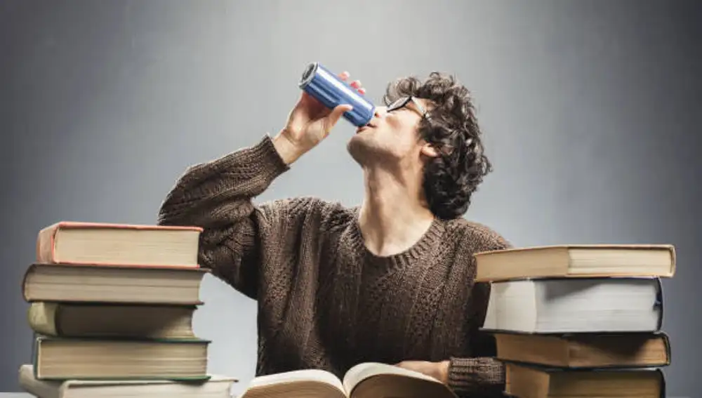 Un joven consumiendo una bebida energética 