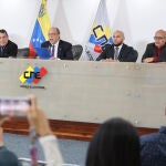Pedro Calzadilla, presidente del Consejo Nacional Electoral (CNE) venezolano, anuncia la dimisión en bloque del organismo