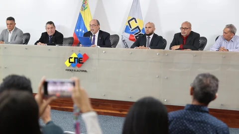 Pedro Calzadilla, presidente del Consejo Nacional Electoral (CNE) venezolano, anuncia la dimisión en bloque del organismo