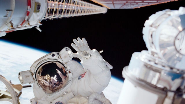 Carlos I. Norienga saludando desde el exterior de la ISS