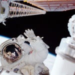 Carlos I. Norienga saludando desde el exterior de la ISS
