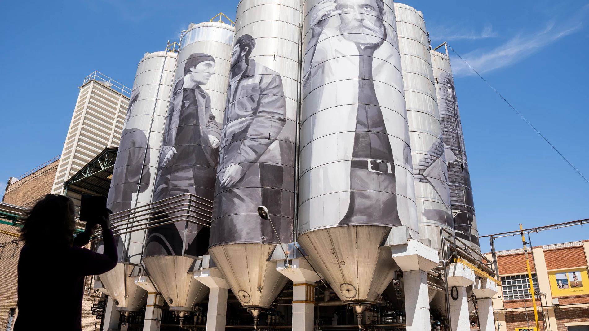 Exposición de Photoespaña en la fabrica de cervezas Ambar. Gigantes, Espacios, Memoria y Tiempo
