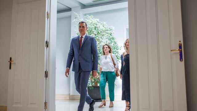 El presidente del Gobierno, Pedro Sánchez, con las vicepresidentas Teresa Ribera y Yolanda Díaz, ayer en el Palacio de la Moncloa
