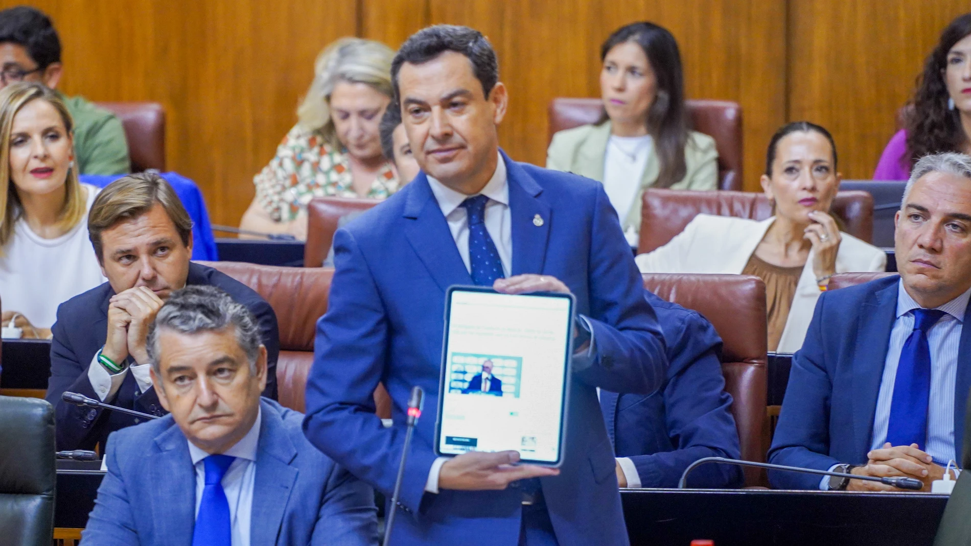 El presidente de la Junta de Andalucía, Juanma Moreno, en el Parlamento