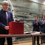 El consejero de la Presidencia, Luis Miguel González Gago, el consejero de Fomento, Juan Carlos Suarez Quiñones y la delegada saliente, Ester Muñoz, en el acto institucional de toma de posesión del delegado territorial de la Junta en León, Eduardo Diego Pinedo