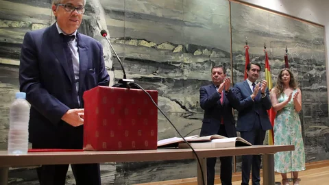 El consejero de la Presidencia, Luis Miguel González Gago, el consejero de Fomento, Juan Carlos Suarez Quiñones y la delegada saliente, Ester Muñoz, en el acto institucional de toma de posesión del delegado territorial de la Junta en León, Eduardo Diego Pinedo
