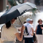 Una joven se protege del sol con una sombrilla en el centro de la ciudad de Valancia el pasado 29 de junio de 2023