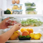 La Organización de Consumidores y Usuarios (OCU) recomienda tapar los alimentos para prevenir el riesgo de sufrir infecciones como la salmonelosis. La OCU advierte en verano aumento el riesgo de padecer infecciones alimentarias debido al calor