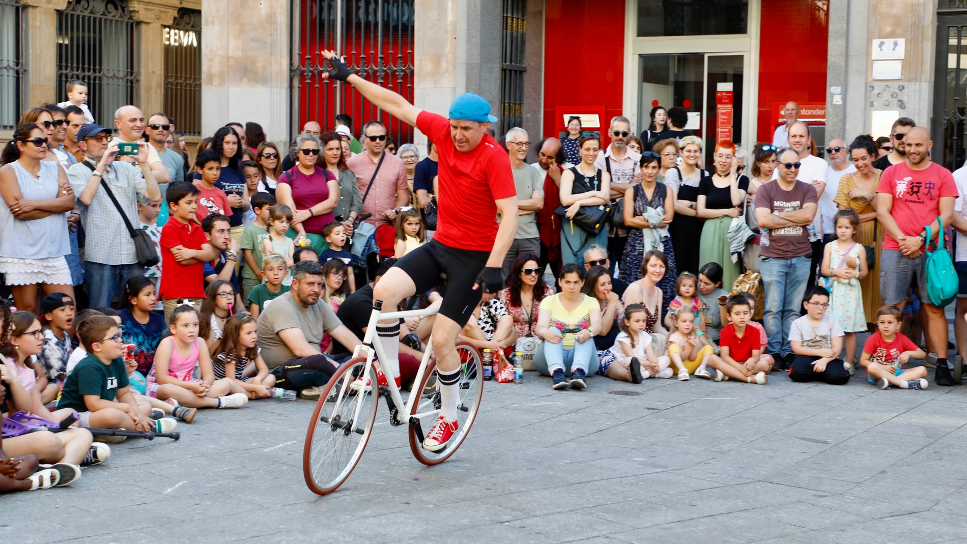 El ‘Titiriscopio’ de Arawake Teatro ilusiona en la plaza del Liceo de Salamanca con su función de títeres y hologramas
