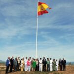 Izado de la bandera en el yacimiento de Numancia con la presencia del comandante de la fragata Numancia, Alfredo Saco y del Amalio de Marichalar