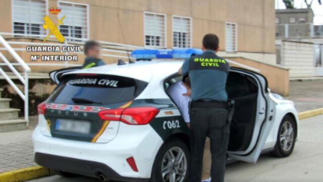 Uno de los detenidos, en el momento de ser conducido a dependencias de la Guardia Civil