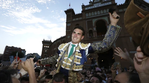 Corrida de la beneficencia. Puerta grande de Fernando Adrián. © Jesús G. Feria.