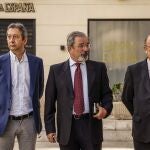 (I-D) El ex-torero Vicente Barrera; el candidato de Vox a la Presidencia de la Generalitat Valenciana, Carlos Flores, y el diputado en el Congreso y presidente de Vox Valencia, Ignacio Gil Lázaro, a su llegada a una reunión con la formación parlamentaria VOX, a 13 de junio de 2023, en Valencia, Comunidad Valenciana (España). Con este encuentro, el presidente del PPCV y candidato más votado a la Presidencia de la Generalitat valenciana termina la ronda de reuniones con las formaciones políticas que han obtenido representación parlamentaria en las elecciones del pasado 28 de mayo. 13 JUNIO 2023;VALENCIA;VOX;RONDA DE REUNIONES FORMACIONES POLÍTICOS Rober Solsona / Europa Press 13/06/2023
