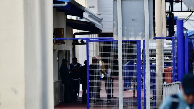 Varias personas en las inmediaciones de la frontera del Tarajal antes de la tercera prueba piloto de la futura aduana comercial entre España y Marruecos, a 25 de mayo de 2023, en Ceuta (España). Esta nueva expedición de mercancías ha salido con destino Marruecos a primera hora de la mañana de hoy, produciéndose un hecho histórico, la primera entrada de mercancía procedente de Marruecos a España. La furgoneta que ha pasado pertenece a un empresario que tiene su negocio en las naves próximas a la aduana ceutí en el Tarajal. Esta tercera prueba piloto de la futura aduana fue pactada por España y Marruecos en abril del año pasado 2022. 25 MAYO 2023;