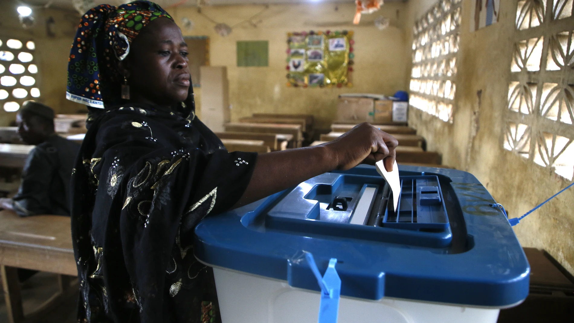 Abidjan (Cote D''ivoire), 18/06/2023.- A Malian national casts her vote at a polling station during the referendum on the draft of the new constitution of Mali, in the district of Adjame, Ivory Coast, 18 June 2023. Mali is holding a referendum on reforming the country's constitution, including a proposal to drop French as the country's official language. An estimated 3 million Malians live in Ivory Coast. (Costa de Marfil) EFE/EPA/LEGNAN KOULA 