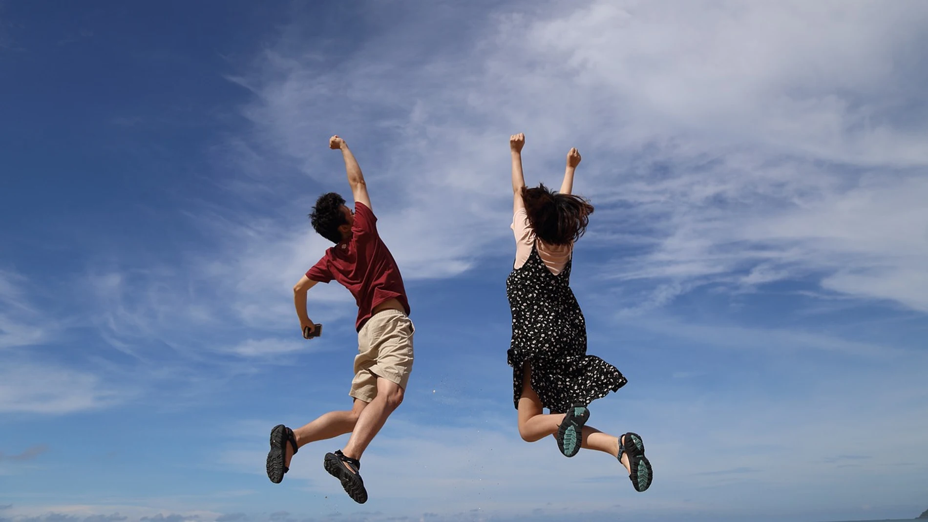 Dos adultos saltando de felicidad