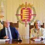 El alcalde, Jesús Julio Carnero, y la primera teniente de alcalde, Irene Carvajal, explican el acuerdo PP-Vox para Valladolid
