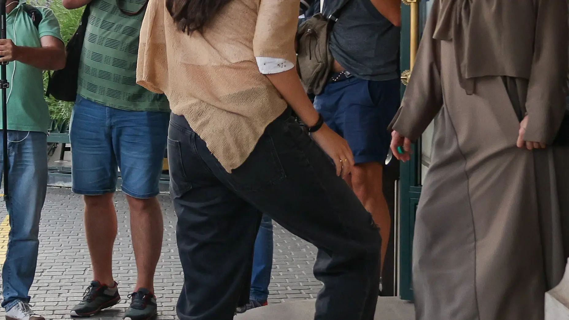 Victoria Federica con zuecos de Mango.