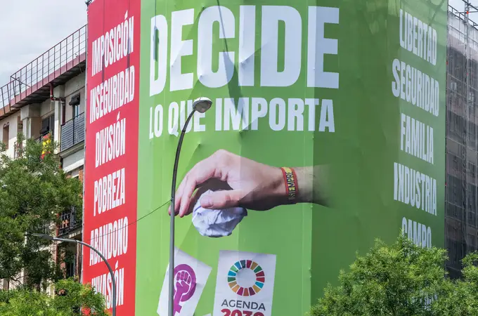 El PSOE denuncia a Vox ante la Junta Electoral por la lona en la que tira a la basura la bandera LGTBI
