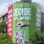 Vox despliega una lona en Madrid contra el feminismo, el movimiento LGTBIQ+ y la Agenda 2030