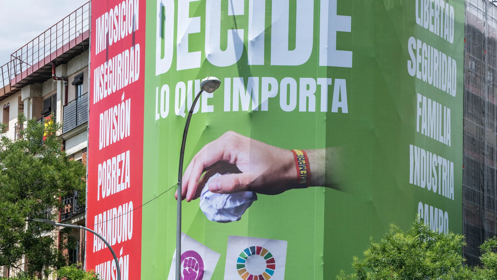 Vista de la lona que Vox ha instalado en la calle Alcalá, 145, a 19 de junio de 2023, en Madrid (España). La federación estatal de lesbianas, gais, trans, bixesuales , interesexuales y más (FELGTBI+), y el colectivo de Lesbianas, Gays, Transexuales y Bixesuales de Madrid (COGAM) se han reunido hoy frente a la lona instalada por Vox en Madrid contra el feminismo, el movimiento LGTBIQ+ y la Agenda 2030. Durante el acto, se ha anunciado el nuevo lema de la mani del Orgullo LGTBI+. 19 JUNIO 2023...