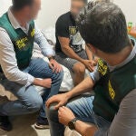 Los agentes durante la operación "Sitdown"