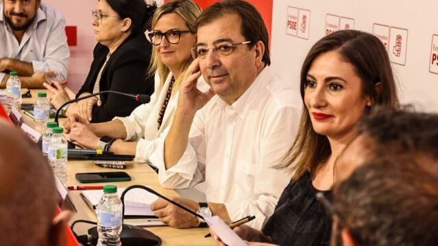 Guillermo Fernández Vara, flanqueado por Blanca Martín y Lara Garlito