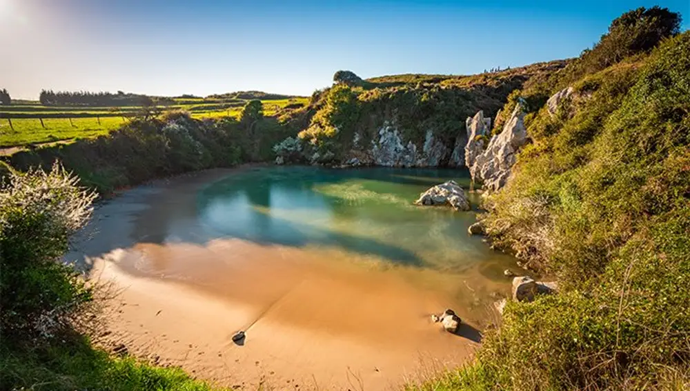 La Playa de Gulpiyuri en Llanes, Asturias, es una de las que conforman esta lista de National Geographic