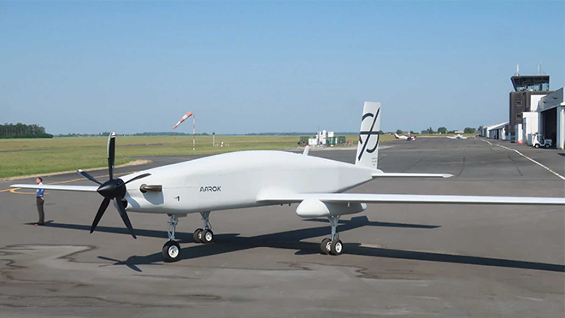 Así es Aarok, el nuevo dron de combate francés que pesa 5 toneladas y tiene una envergadura de 22 metros.