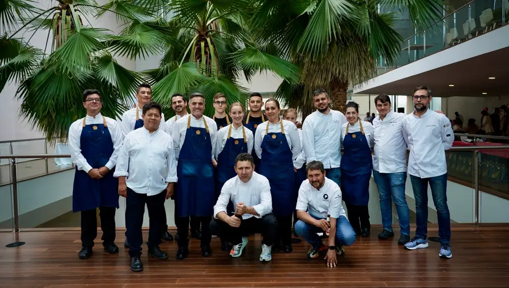 Los chefs participantes junto con sus equipos