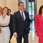 El líder del PP, Alberto Núñez Feijóo junto a Cuca Gamarra e Isabel Díaz Ayuso a su llegada al desayuno informativo
