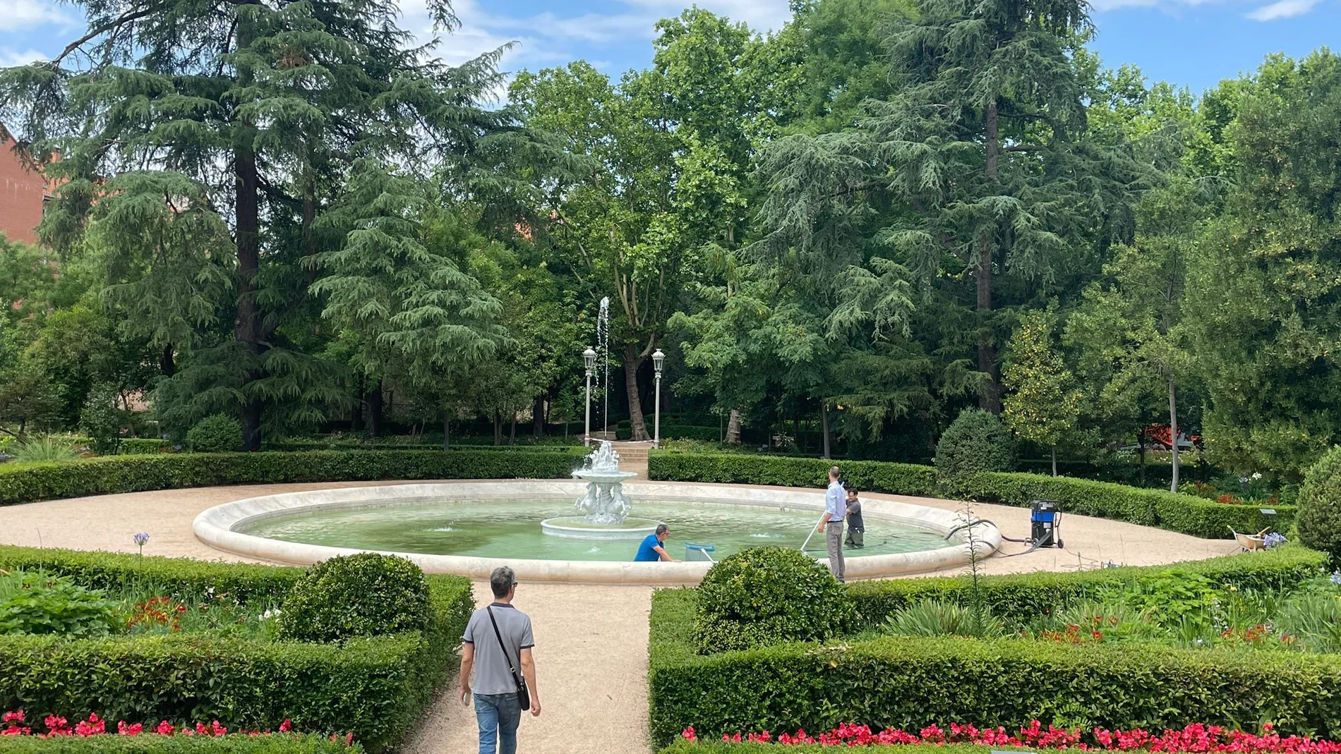 La fuente de los caballos marinos, frente al Palacio Nuevo, ha sufrido una compleja restauración