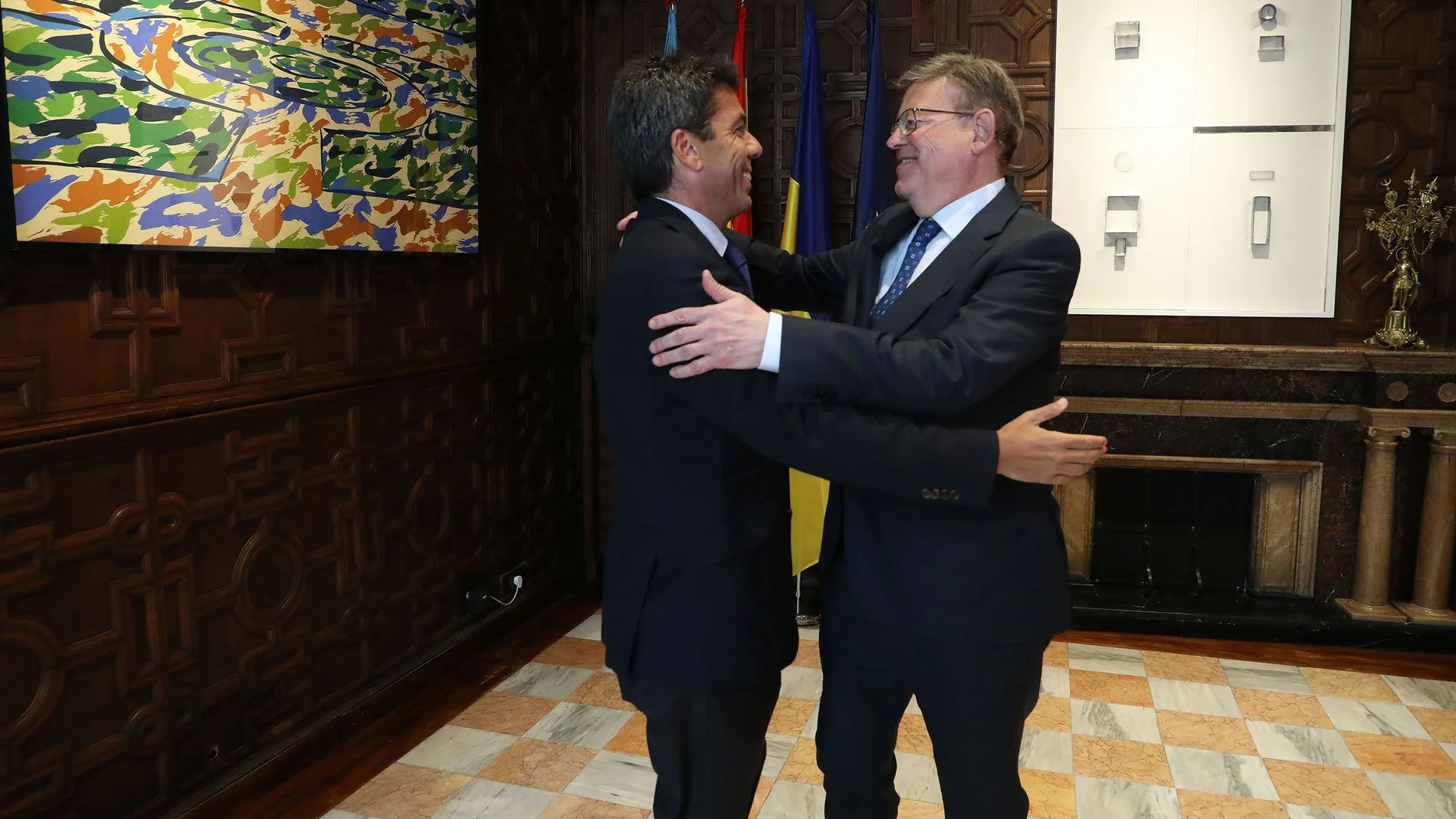 El presidente de la Generalitat saliente, Ximo Puig, saluda al futuro presidente, Carlos Mazón
