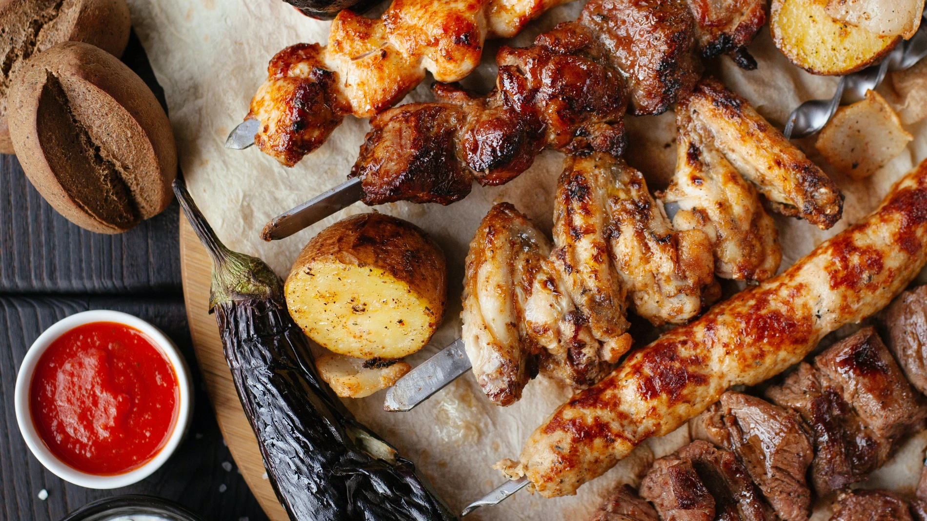 La carne y las verduras asadas quedan muy bien en la freidora de aire