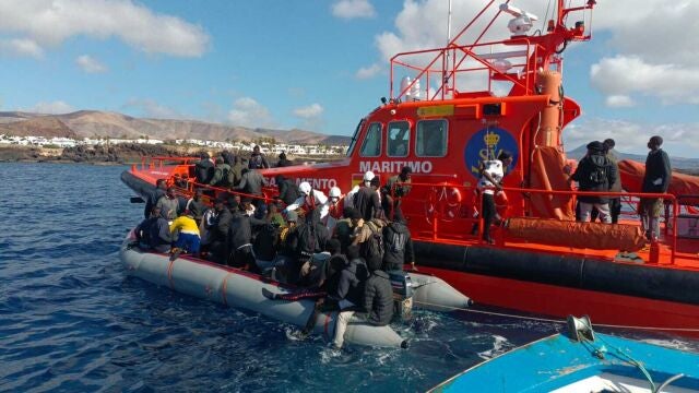 Localizan llegando a Lanzarote una zódiac con 53 personas, entre ellas una mujer fallecida