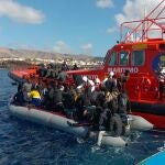 Localizan llegando a Lanzarote una zódiac con 53 personas, entre ellas una mujer fallecida
