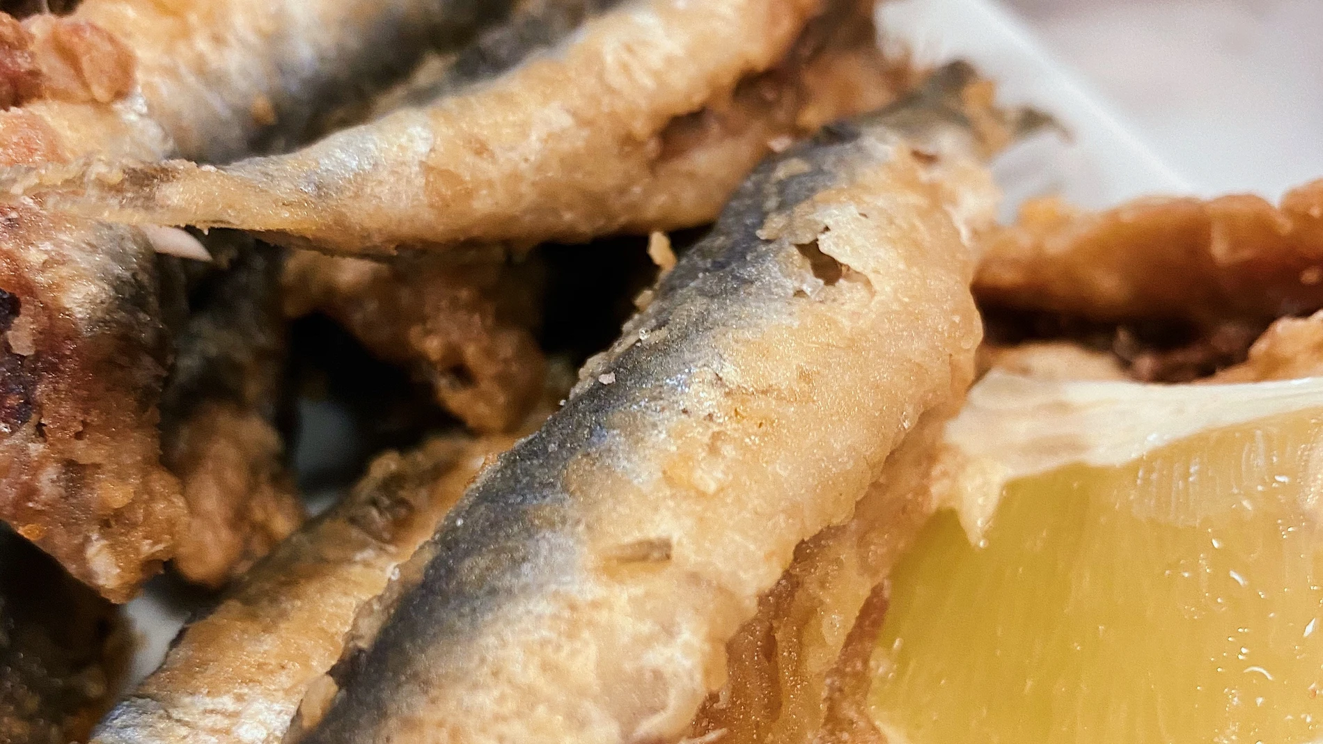 En la freidora de aire también se pueden hacer sardinas fritas