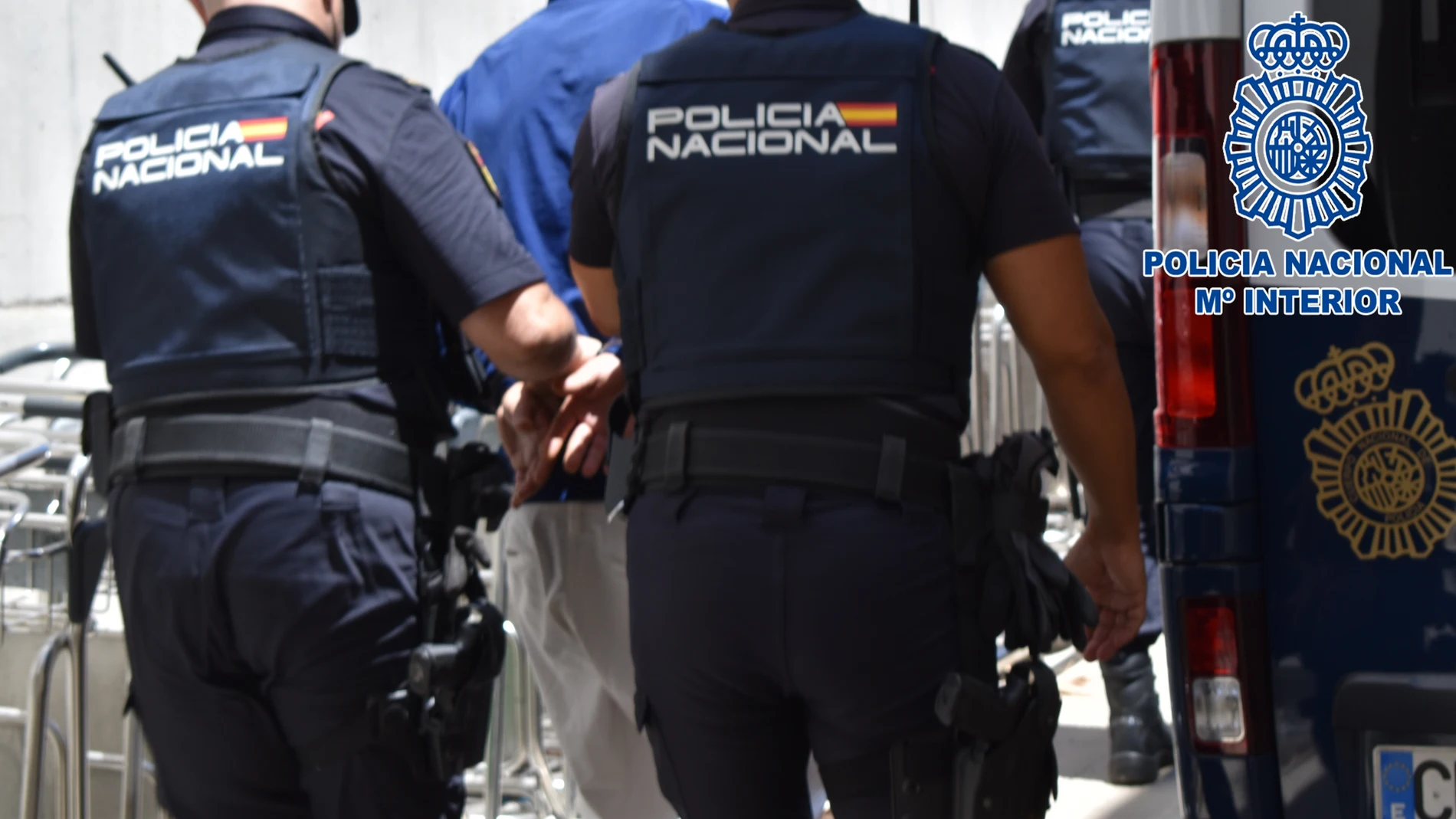 Agentes de la Policía Nacional junto al detenidoPOLICÍA NACIONAL20/06/2023