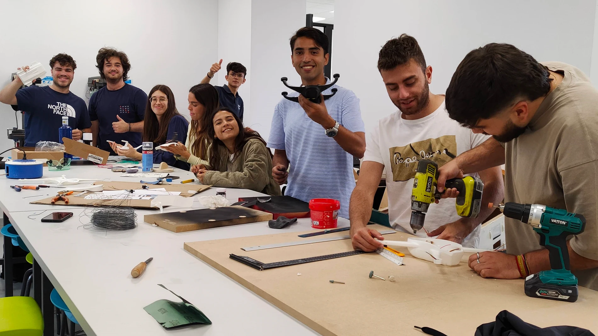 Estudiantes de la CEU UCH diseñan drones adaptados a marcas de automóviles como alternativa de producción para el sector