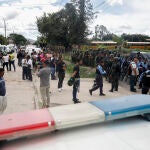 Policías vigilan la entrada de la prisión de Tamara, a las afueras de Tegucigalpa, la capital de Hondruas