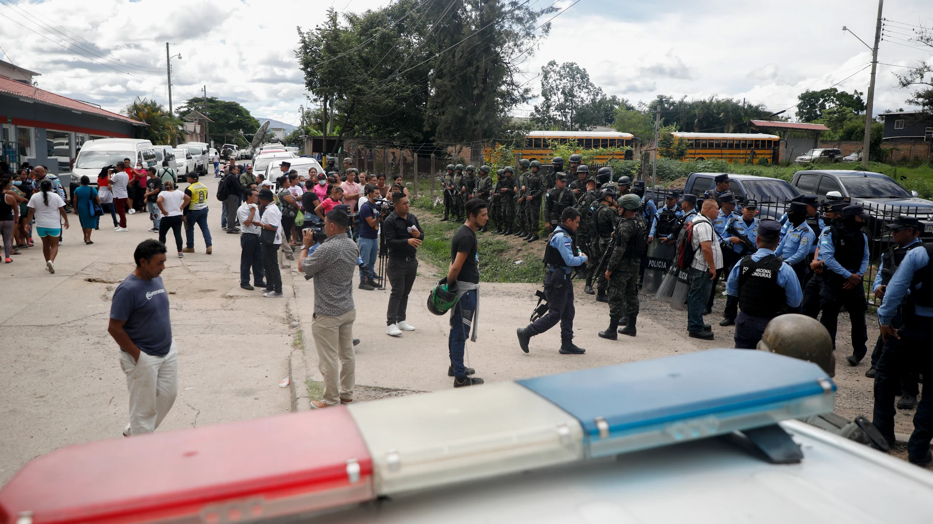 Policías vigilan la entrada de la prisión de Tamara, a las afueras de Tegucigalpa, la capital de Hondruas